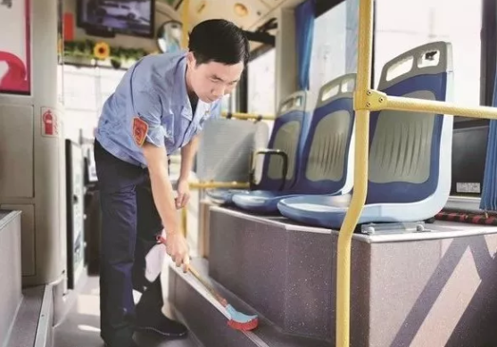 你我身邊的公交車長(zhǎng)丨石亞杰： 服務(wù)乘客很用心 意見本成表?yè)P(yáng)本
