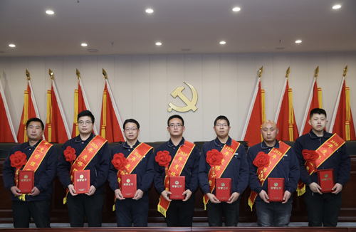 0206 修理能手從左至右依次為 邵冠峰、王寶玉、潘春樂(lè)、李龍、許特斯、韓利杰、寇增亮.jpg
