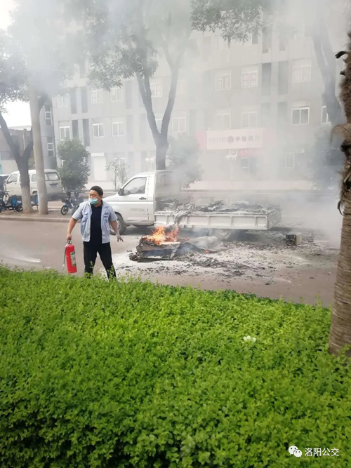 驚險！高溫天小貨車“上火” 萬幸！路遇公交車長及時“滅火”
