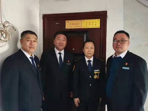 “一人得獎(jiǎng)，全家光榮” 送“牌”上門，集團(tuán)為標(biāo)兵先進(jìn)送去榮譽(yù)喜報(bào)牌匾