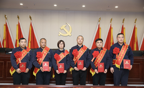 0203 安全服務(wù)能手從左至右依次為 黨萬(wàn)超、朱學(xué)民、任興芳、王琳汝、周冬偉、王須波.jpg