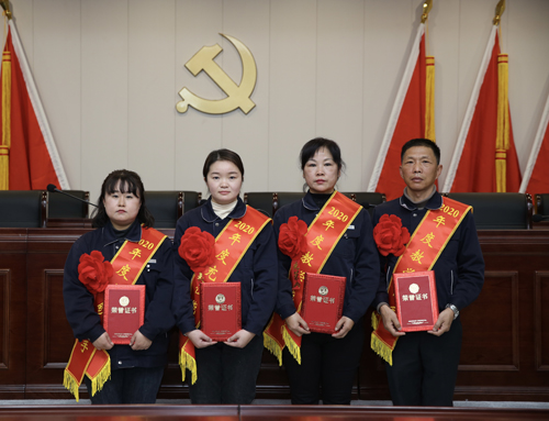 0207 從左至右依次為 點(diǎn)鈔能手王璐、充值能手孫昭娣、教學(xué)能手王慧娟、孫衛(wèi)東.jpg