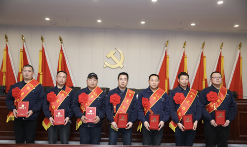 0202  標(biāo)兵從左至右依次為 苗田、尤建鵬、劉德斌、褚聰偉、王占峰、解偉強(qiáng)、馬群藝.jpg